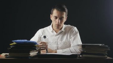 Yorgun işadamı içki votka işyerinde vurguladı. Yöneticisi içecekler alkol gece ofisinde.