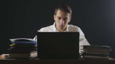 Yorgun işadamı içki votka işyerinde vurguladı. Yöneticisi alkol içecekler ve laptop ofiste geceleri çalışır..