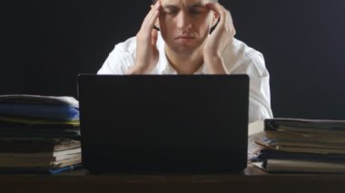 Yorgun ve stresli iş adamı geç geceye laptop çalışıyor