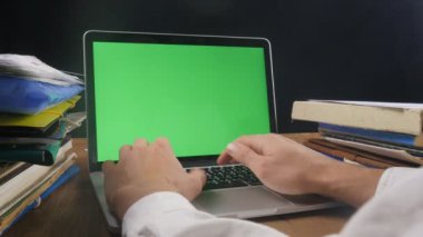 Yeşil ekranlı dizüstü geç ot ofisindeki adam eserlerin kapatın. İşadamı bilgisayarda geceleri Choma anahtar ile çalışma.