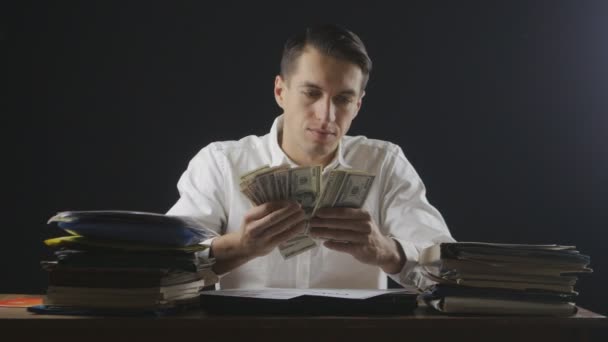 Uomo d'affari sul posto di lavoro contando molte banconote americane 100. oncept di stipendio o fare soldi . — Video Stock