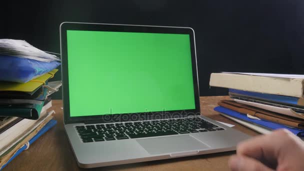 Κοντινό πλάνο της άνθρωπος έργα σε αργά γραφείο ot laptop με πράσινη οθόνη. Επιχειρηματίας που εργάζεται το βράδυ στον υπολογιστή με το κλειδί χώμα. — Αρχείο Βίντεο