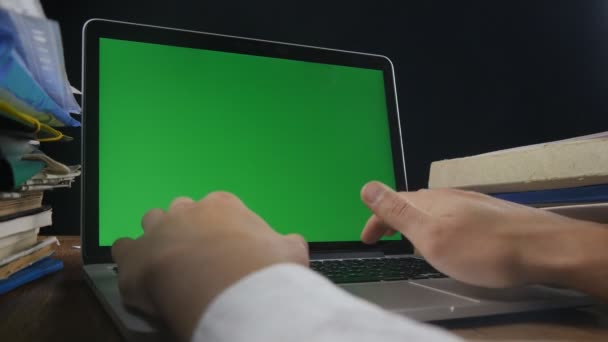 Primer plano del hombre trabaja en el ordenador portátil de la oficina ot tarde con pantalla verde. Empresario trabajando de noche en la computadora con Choma Key . — Vídeos de Stock