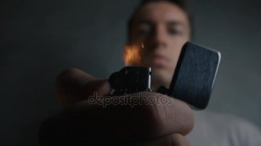 Genç adam bir zippo çakmak aydınlatma yakın çekim