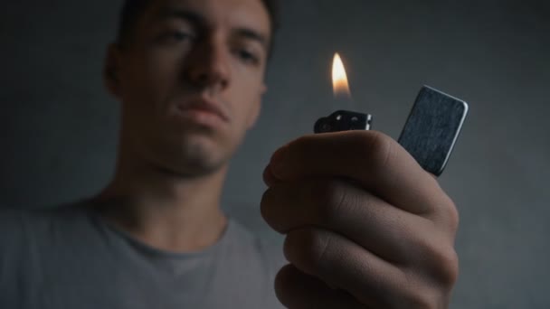 Detailní záběr mladého muže, rozsvícení zippo zapalovače — Stock video