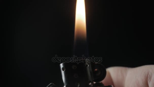 Primer plano extremo de la abertura y la quema de hierro Zippo encendedor sobre un fondo negro — Vídeos de Stock