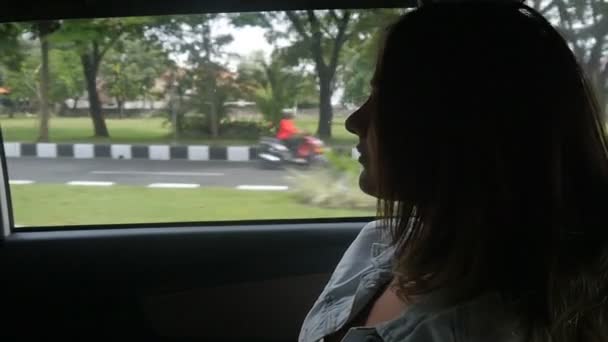 Hezká mladá žena cestuje dívka je cestování autem před oknem