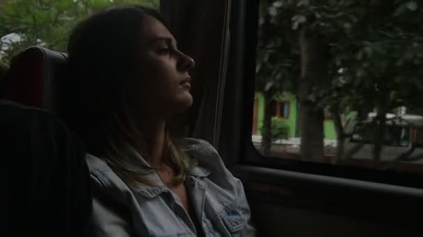 Mouvement lent d'une jeune femme triste voyageant en bus — Video