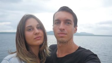 Genç aile okyanusun bir gemide seyahat selfie yapıyor. Çift kendini güzel okyanus arka plan ağır çekimde adlı bir videoda vuruyor