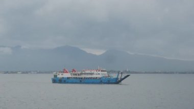 Okyanus üzerinden feribot yelken tropikal adalar arasında.