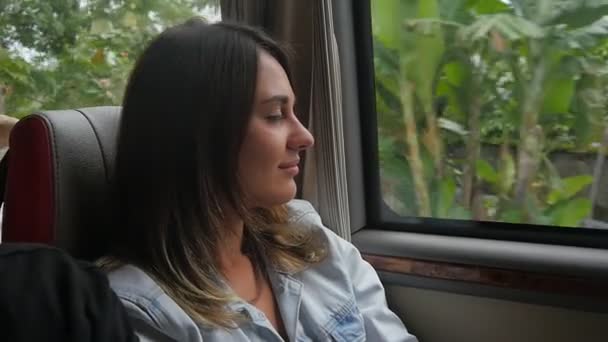 Mulher bonita viaja de carro e olhando pela janela e apreciando a vista da bela natureza tropical — Vídeo de Stock