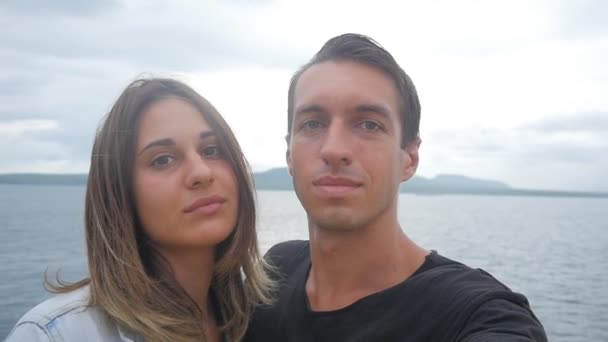 Junge Familie macht Selfie auf dem Ozean auf einem Schiff. Paar erschießt sich auf Video vor schönem Ozeanhintergrund in Zeitlupe — Stockvideo