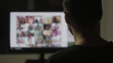 genç adam Web'de sörf pornografi sitesi geceleri evde izlerken