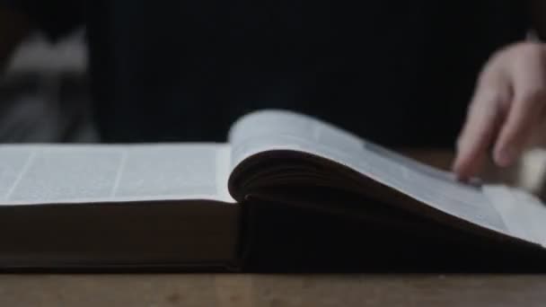 Тімелапс людини читає книгу в бібліотеці — стокове відео