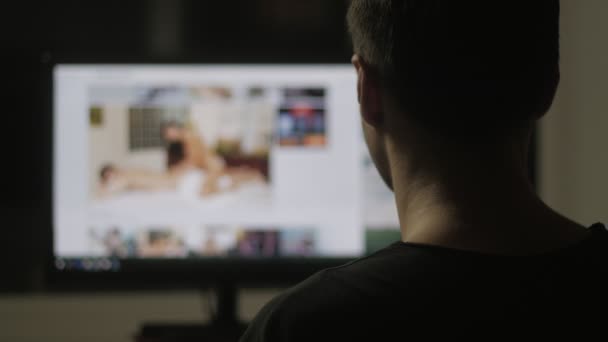 Genç adam Web'de sörf pornografi sitesi geceleri evde izlerken — Stok video