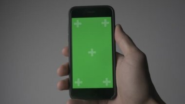 Yeşil ekran Chroma Key ile Smartphone Dokunmatik Holding adam kapatın
