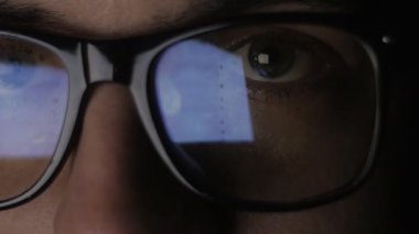 Gözlük ve genç adamın web sitelerine internette sörf yansıması yakın çekim