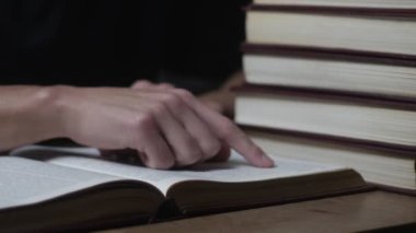 Adam okuma kitabı kütüphanede kapatın