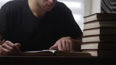 Adam okuma kitabı kütüphanede kapatın