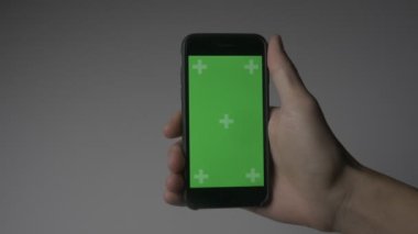 Yakın kadar adam kullanma Smartphone dokunmatik ile yeşil ekran Chroma Key beyaz arka plan üzerinde
