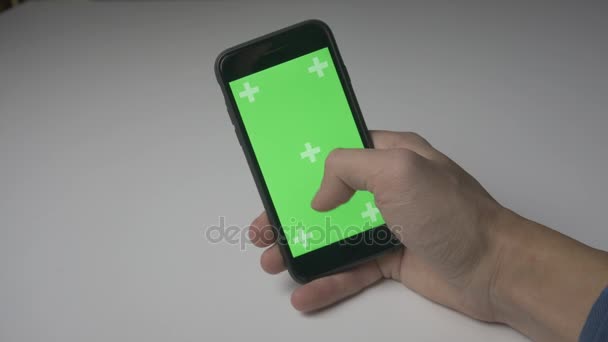 Close Up Man utilizzando Smartphone Touch con chiave cromatica a schermo verde su sfondo bianco scrivania — Video Stock