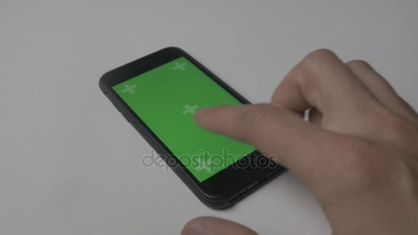 Fermer Homme utilisant Smartphone Touch avec écran vert Chroma Key sur fond de bureau blanc — Video