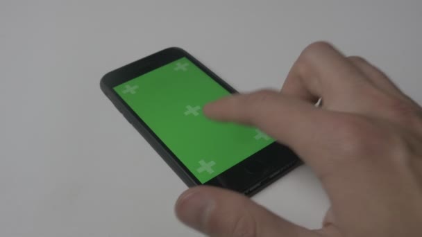 Close Up Man Usando Smartphone Touch Con Llave de croma de pantalla verde sobre fondo de escritorio blanco — Vídeo de stock