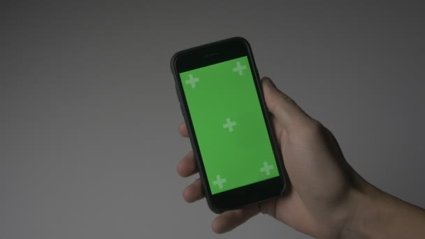 Στενή επάνω ο άνθρωπος χρησιμοποιώντας Smartphone με πράσινη οθόνη Chroma κλειδί αφής σε φόντο λευκό γραφείο — Αρχείο Βίντεο