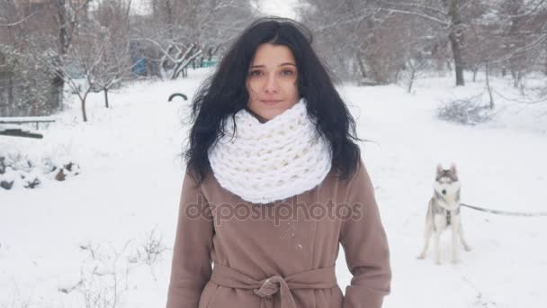 Портрет красивой молодой женщины в зимний снежный день на открытом воздухе — стоковое видео