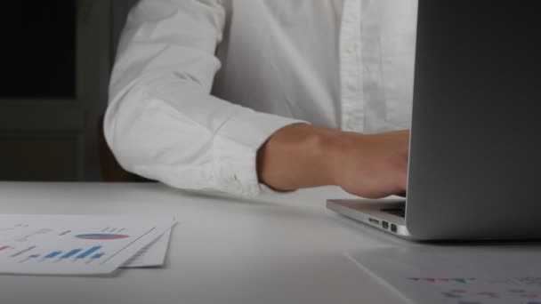 Boze man slaat zijn vuist op tafel. Dreiging met geweld. De baas toont agressie. Kwaad kantoor werknemer slaat zijn vuist op tafel — Stockvideo