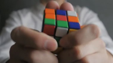 Rubiks küp bir adam elinde yakın çekim