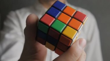 Cherkassy, Ukrayna, 23 Ocak 2018: Rubiks küp bir adam elinde yakın çekim