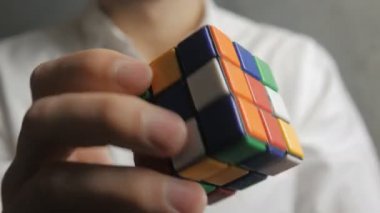 Cherkassy, Ukrayna, 23 Ocak 2018: Rubiks küp bir adam elinde yakın çekim