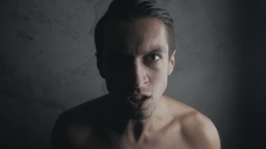 Karanlık bir odada kızgın ve tehlikeli bir adam. Duygu bir kötü adam. Kızgın adam azarlama ağız. Tehlike şiddeti