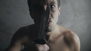 Deli gangster bir bıçakla. Tehlike şiddeti