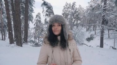 güzel genç kadın şapka karlı kış orman içinde portresi