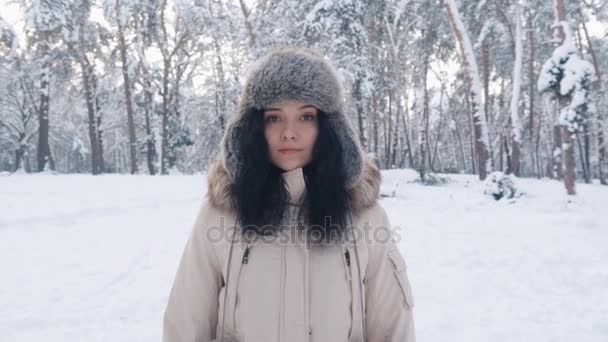 Πορτρέτο του όμορφη νέους σε γυναίκα καπέλο χειμώνα χιονισμένο δάσος — Αρχείο Βίντεο