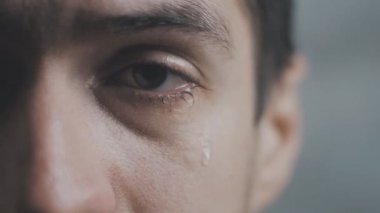 Ağlayan adam ağır çekimde Gözünde yaşlarla yakın çekim
