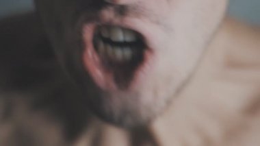 Kızgın adam ağır çekimde çığlık yakın çekim ağzı. Şiddet tehdidi.