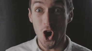 Yakın çekim duygu hayran sürpriz genç adam ani zafer veya başarı