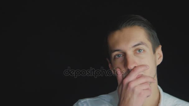 Closeup δύσπιστοι άνθρωπος στέκεται πάνω σε μαύρο φόντο με ανυπομονησία με απογοήτευση σε slowmotion. Συναισθήματα του προσώπου — Αρχείο Βίντεο