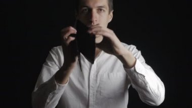 Adam gösteren boş çanta. İşadamı ağlıyor ve iflas ve mali kriz.