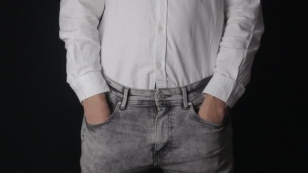 Close-up van man met leeggoed zakken. Geen geld, concept van armen — Stockvideo