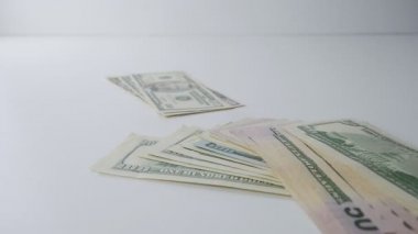 Masanın üzerine düşen para ağır çekim. Para kazık.