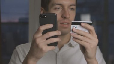 Çevrimiçi Bankacılık Akıllı Telefon Alışverişi Kredi Kartıyla İnternet 'te