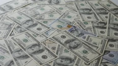 Parayı masanın üstüne düşüyor. Para kazık.