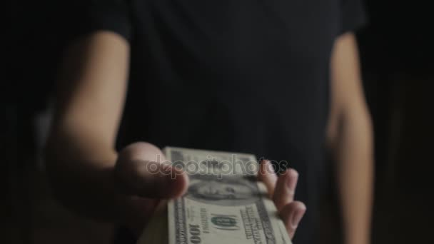 Närbild av en man som ger ett fat av dollarsedlar. Begreppet lön. Välgörenhet. — Stockvideo