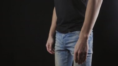 Adam boş cepler ile kapatın. Para yok, fakir kavramı