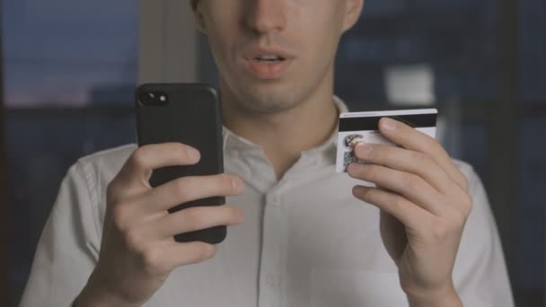 男子网上银行使用智能手机购物与信用卡 — 图库视频影像