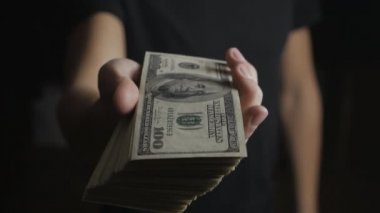 Yakın çekim varil para veren bir adam. Ücret kavramı. Sadaka.